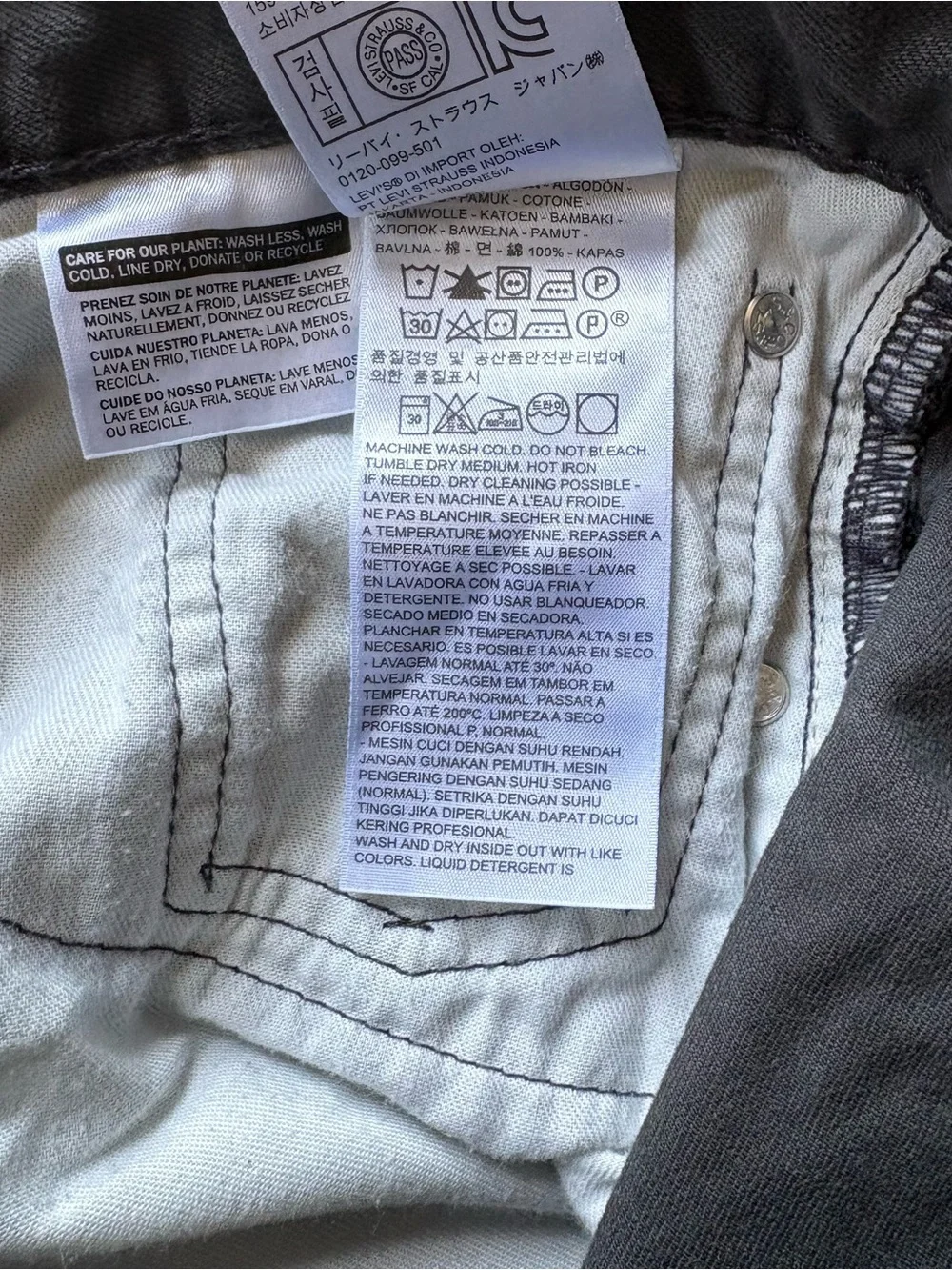 Levis slim straight